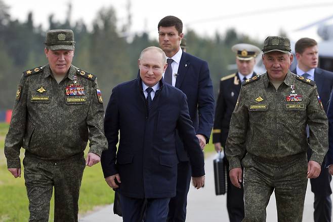 푸틴 러시아 대통령이 13일 세르게이 국방장관(오른쪽) 등과 함께 '자파드 2021'을 참관하기 위해 물리노 훈련장에 도착하고 있다. AP=연합뉴스