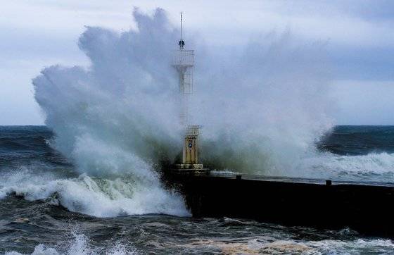 제14호 태풍 '찬투(CHANTHU)'가 북상 중인 14일 오후 제주 서귀포시 남원읍 태흥2리 앞바다에 거친 파도가 몰아치고 있다. 뉴시스