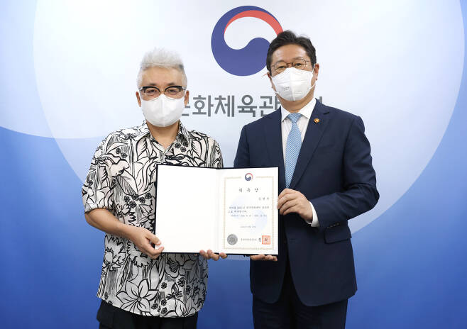 Culture Minister Hwang Hee and music producer Kim Hyung-suk (left) pose for photos at the Culture Ministry’s office in Yongsan, central Seoul, on Monday. (Yonhap)