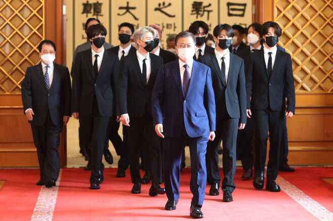 South Korean president Moon Jae-in (front) and BTS members, along with other attendees of the event leave the ceremony venue and head to closed-door meeting at Cheong Wa Dae on Sept. 14, 2021 (Yonhap)