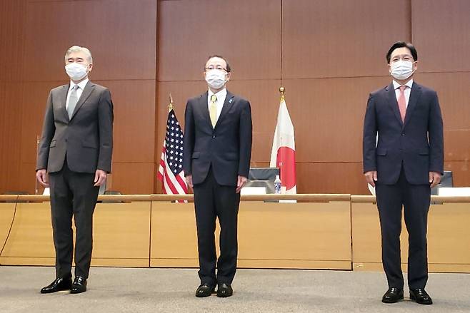 South Korea's chief nuclear envoy Noh Kyu-duk (right) poses with his US and Japanese counterparts, Sung Kim (left) and Takehiro Funakoshi, before their talks in Tokyo on Tuesday. (Yonhap)