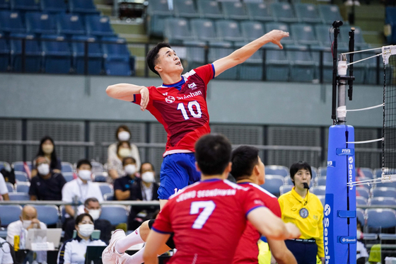 Jueng Tae-hyun jumps for the ball in a game against Saudi Arabia at Chiba Port Arena in Chiba, Japan on Sunday. [ASIAN VOLLEYBALL CONFEDERATION]