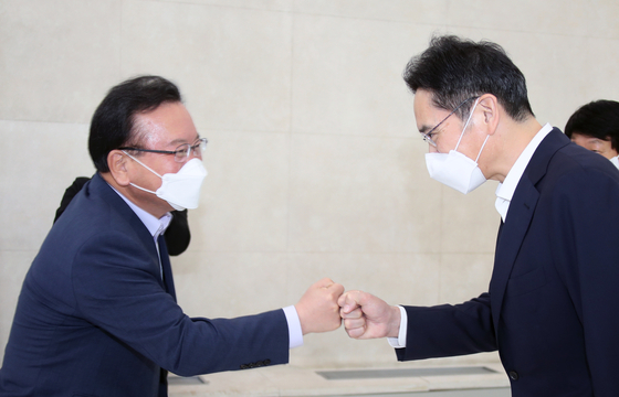 Samsung Electronics Vice Chairman Lee Jae-yong, right, greets Prime Minister Kim Boo Kyum on Tuesday at Samsung’s training center called SSAFY in southern Seoul. [YONHAP]