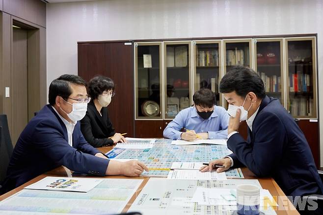 오세현 시장이 문진석 의원을 만나 지역현안 문제를 해결하기 위한 국비 확보의 당위성을 설명하고 있다.
