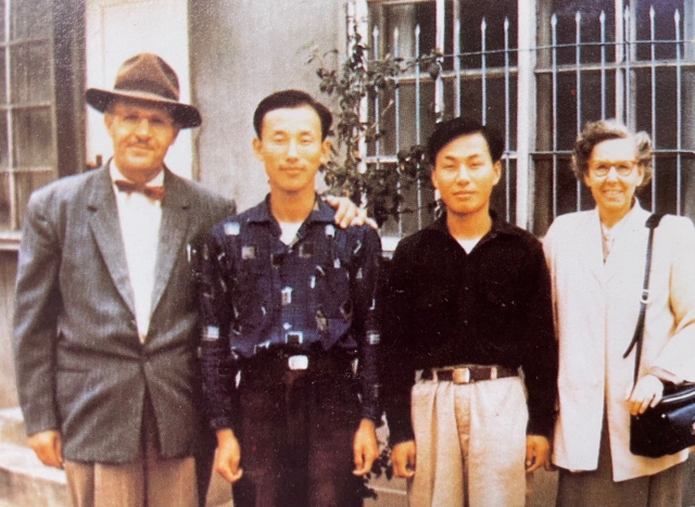 조용기 목사(왼쪽 두번째)가 1958년 순복음신학교 재학 시절 선교사와 함께 촬영했다.