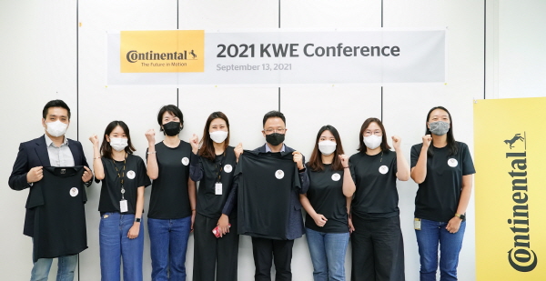‘2021 Korea Women Excellence(KWE) 컨퍼런스’ 사회를 맡은 성시욱 콘티넨탈코리아 차장(왼쪽 첫 번째), 의장 제경미 콘티넨탈코리아 부장(왼쪽에서 세 번째), 조성훈 차량네트워킹·정보(VNI) 사업본부 이사(왼쪽에서 다섯 번째)이 이천·판교 사업장 참석자들과 함께 사진을 촬영했다 [사진제공=콘티넨탈코리아]