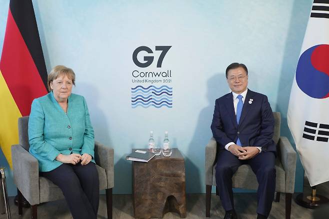 지난 6월 한-독일 정상회담에서 문재인 대통령과 메르켈 독일 총리(왼쪽). 청와대 제공