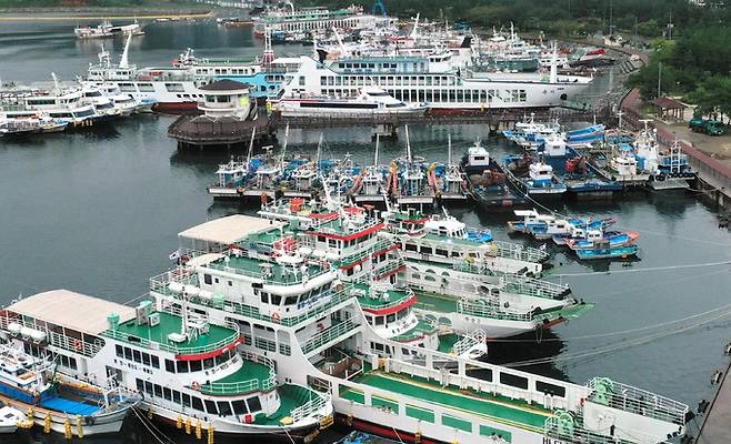 제14호 태풍 '찬투'가 북상하는 가운데 14일 오후 경남 통영시 무전동 해변공원 일대에 피항한 선박이 가득하다. 연합뉴스