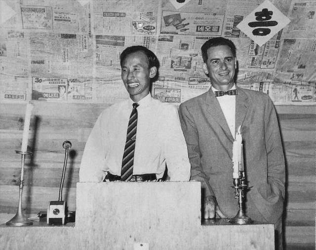 여의도순복음교회의 전신인 천막교회 시절 조용기(왼쪽) 목사는 전도사 신분으로 해외 목사의 부흥회에서 통역을 담당했다./사진 제공=여의도순복음교회