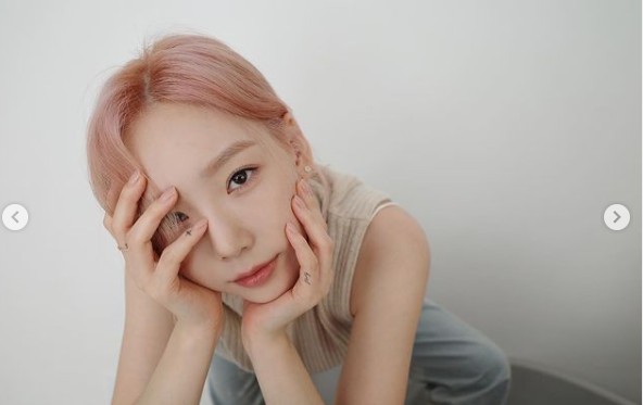 Girls Generation Taeyeon has been showing off her fairy-like beautiful looks on her Pink hair.Taeyeon posted several photos with fallen emoticons without any comment on his Instagram on the 14th.The photo shows Taeyeon posing with her Pink color hair tied together.Taeyeon, which has a sophisticated yet hip appeal with sleeveless knit, is admirable with transparent skin and fairy-like beautiful looks.Fans responded that they were really lovely, too pretty, and queen.On the other hand, Taeyeon is meeting with fans through tvN Amazing Saturday - Doremi Market and JTBC Travel Battle Pet Kissy.