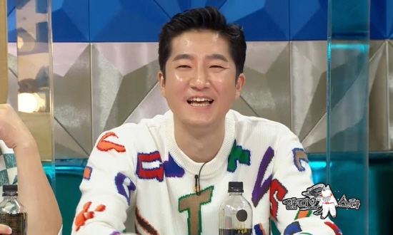 MBC Radio Star, which will be broadcast on the 15th, will be featured in Music King Steam Genius with Kim Hyung-seok, Epik High DJ Tukutz, Yi Yi, Lee Young-ji and Wonstein.DJ Tukutz appeared on Radio Star in the past and showed off his unstoppable gesture and was noted as an artistic gemstone.DJ Tukutz, who found Radio Star again in a whopping 12 years, was called the Performance of the Arts after appearing in Radio Star, but it is still a stone (?)Say hello.He then said, I gathered a topic with the phrase My mother hates Gura-hyung the most! at the time of appearing in the past.Kim Gu asked seriously, Does your mother really hate me? And DJ Tukutz is said to have made a joke about the reason why the remarks are currently in progress as an entertainment gem.The inside story of Bombs remarks by DJ Tukutz is curious.DJ Tukutz then reveals why he changed his name to the nickname Male, which was created by Kim Gu at the time of his appearance in Radio Star in the past.DJ Tukutz contacted the portal site directly and applied for a name change, and the profile manager also laughed at the sled that changed the name and marked it.The hip-hop trio Epik High, which DJ Tukutz belongs to, celebrated its 18th anniversary this year.DJ Tukutz is proud to be an Ollyunder who is responsible for planning, marketing, even distribution and settlement in addition to DJs in the team, and says, I think it is an all-round entertainer.In fact, DJ Tukutz proposed to the popular Wenstein at the Radio Star recording site and proved to be Epik Highs Ollyunder.In addition, it is said that DJ Tukutzs witty idea started from the witty idea and collected the topic online, and it was admired by 4MC.DJ Tukutz surprised everyone by revealing the secret of not making a single mistake as a DJ, unlike Tablo and Mitsura, who are in charge of rap.It is expected to give a smile with the restless Bomb remarks, such as revealing the story of the X to reveal money among the acquaintances around.DJ Tukutz then Confessions the story of his debut as an idol, not a hip-hop group, saying, I had a casting proposal from a large agency.DJ Tukutz spewed out the Idolmi (?), which had been hidden by showing surprise dances as if proving the story.The casting story of hip-hop player DJ Tukutz can be confirmed through Radio Star, which is broadcasted at 10:30 pm on the 15th.Photo: MBC