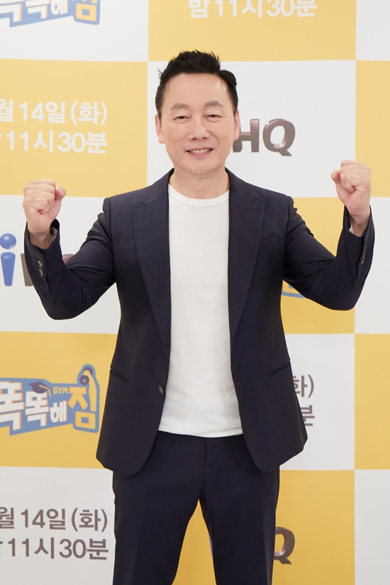 On the 14th, channel IHQs new entertainment program Smartness was presented online.Kim Dong-Hyun, jung Bong-ju, Choi Tae-seong, Kim Ji-min and Lucky appeared on the production presentation and talked about the program.Smartening is a humanities entertainment program that upgrades our knowledge through PT The Lesson, a brain muscle of trainers who are full of personality.On this day, MCs talked about the difference between smart and Kim Ji-min said, I think it is friendly to approach people who are not deep.In the case of star coach Choi Tae-seong, you have lectured a lot, but when people like us talk, they feel homogeneity when they see it., Im not that? And Im trying to appeal to the feeling that Friend tells me. Kim Dong-Hyun said, We prepared stories that no one knows about the world.We know a lot of things in other areas, so we have a lot of more interesting stories, even though the story is carved into another place in the middle.If you hear it, you can take away the story. Smart also visits a variety of new members; Jung Bong-ju answered, The new and Momorand members were fine, when asked if they had any memorable schoolboy members.Kim Gu mentioned his son Grie as a member who needed Spartan coaching.The Friend has lectured elsewhere, and I listened to The Lesson hard, but over time, and the posture collapsed.I was like, Try it once. I cant go that long. I thought Id come here and get my training again. Id have to retrain.Kim Dong-Hyun said, It seems that it was because I heard the Lesson when it was too difficult or boring to press the pass. Jung Bong-ju pointed out, If you press it because it is easy, it is difficult to not train.Kim Ji-min, who listened to this, said, It is a personal opinion of Jung Bong-ju, he said. Its been four weeks.Meanwhile, Smart will be broadcast for the first time on Channel IHQ at 11:30 p.m. on the 14th (Today).Photo: IHQ