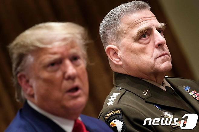 도널드 트럼프 전 미국 대통령과 마크 밀리 합참의장. © AFP=뉴스1 © News1 우동명 기자