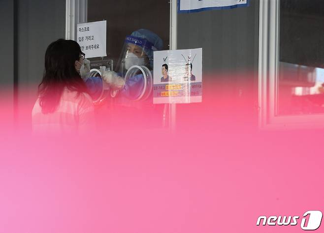 서울역 선별진료소에서 시민이 신종 코로나바이러스 감염증(코로나19) 검사를 받고 있다.  2021.9.15/뉴스1 © News1 신웅수 기자