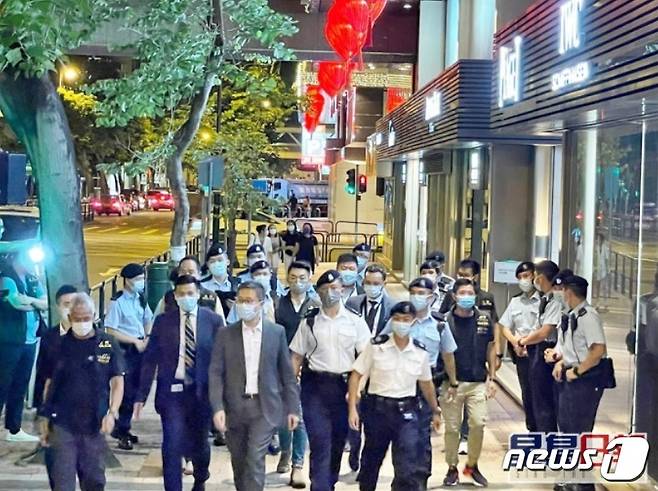 지난 9일 홍콩에서 조직 폭력배들이 다툼을 벌이다가 경찰서까지 쫓아 들어가는 사건이 발생했다. .(성도일보 홈페이지 갈무리) © 뉴스1