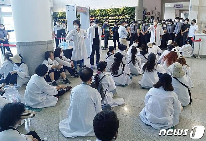 대전지역 노래방 업주 40여명이 15일 시청사로 진입해 허태정 시장 면담을 요구하며 농성을 하고 있다. ©뉴스1 최일 기자