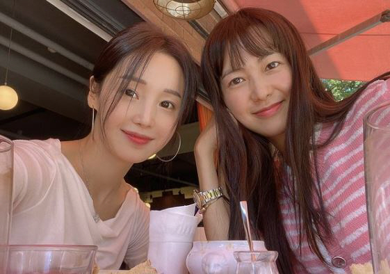 Actor Lee Yo-won reveals affectionate once with Nam Gyu-riOn the 15th, Lee Yo-won posted a picture on his instagram with an article entitled Going to the Autumn Days and Imong on the 49 Days relationship.The photo featured Lee Yo-won and Nam Gyu-ri sporting a sai-num chemi at a restaurant.The beauty, Nam Gyu-ris sheer beauty during Lee Yo-won creates an unrealistic atmosphere.Lee Yo-won is 43 and Nam Gyu-ri is 38 but is leading the admiration with the still preservative visuals.The two men have been warmly welcomed by the long-term relationship between SBS 49 Days in 2011 and MBC Imong in 2019.Meanwhile, Lee Yo-won married a businessman from a professional golfer in 2003 and has one male and two female; recently confirmed her appearance in JTBCs new drama Green Mothers Club.Nam Gyu-ri also stars in the JTBC studio production drama Pita Love.