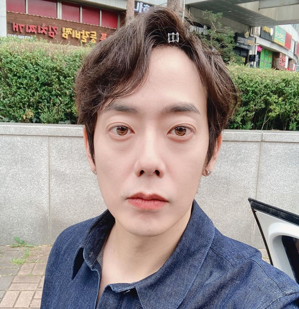 Taishi Ci Kim Hyung-jun told me about his recent work as a Delivery article.Kim Hyung-jun posted a picture on his instagram on the 15th with an article entitled One day last week, the weather is good and the unit price is good. Money is hard.Kim Hyung-jun in the public photo is leaving a selfie during Delivery delivery work. Kim Hyung-jun said, Yesterday, I got a vaccine and today is a day off.Lets burn it white again from tomorrow, everyone is fighting. Meanwhile, Kim Hyung-jun appeared on JTBC Tuyu Project - Sugar Man 3 which was broadcast in 2019 and became a hot topic by revealing the current status of working as a Delivery article.