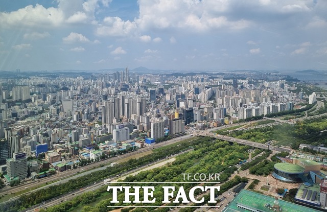 8일 한국부동산원에 따르면 지난달 전국 주택종합(아파트·단독·연립주택) 매매가격은 0.96% 상승했다. /윤정원 기자