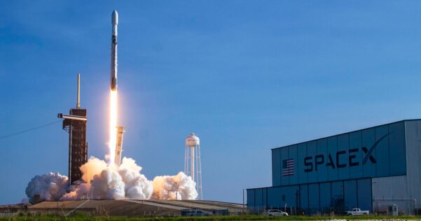 스페이스X가 통신용 위성을 담은 로켓을 우주로 쏘아올리고 있는 모습.