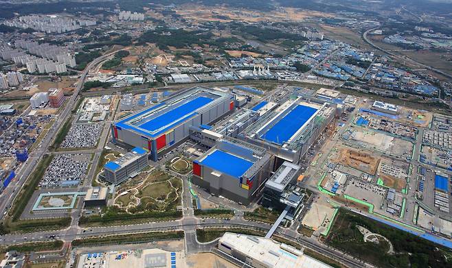 세계 최대 규모 반도체 공장인 삼성전자 평택캠퍼스. 이곳에서는 EUV 장비를 활용한 3세대 10나노급 D램이 생산된다. /삼성전자 제공