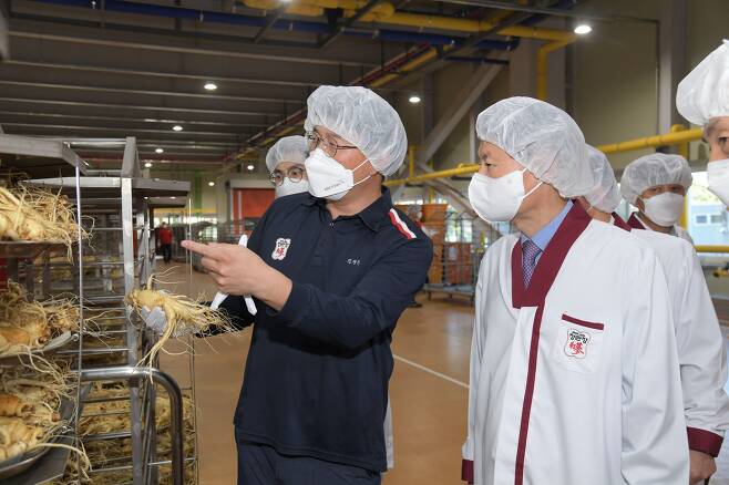 김강립(오른쪽) 식품의약품안전처장이 15일 충남 부여 한국인삼공사 공장에서 공장 관계자로부터 홍삼 관리에 대한 설명을 듣고 있다. /식약처 제공