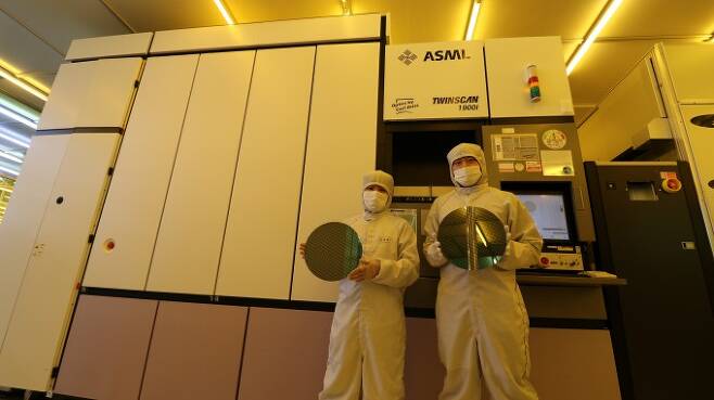 1층청정실 ArF 이머전 스캐너 앞에서 나노종합기술원 연구원이 자체 제작한 40nm 패턴웨이퍼를 선보이고 있다. 나노종합기술원 제공