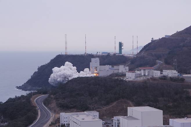 한국형 발사체 누리호 액체엔진 연소시험이 전남 고흥군 나로우주센터에서 이뤄지고 있다. 항우연 제공.
