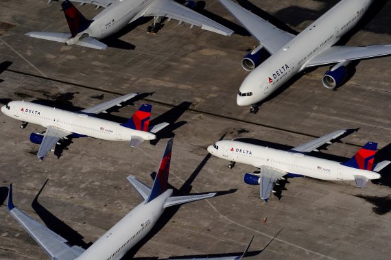 미국 소비자물가가 고공행진을 하는 가운데 항공요금은 델타변이 확산 속에 급락한 것으로 나타났다. 지난해 3월 25일(현지시간) 봉쇄 속에 델타항공 소속 항공기들이 앨라배마주 버밍햄 국제공항에 주기돼 있다. 로이터뉴스1