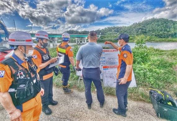 15일 울산 울주군 회야강 서생교 부근에서 실종자 수색에 나서고 있는 119구조대의 모습. 전날 이곳에서 낚시보트를 타고 낚시 중이던 남성이 물에 빠진 뒤 실종돼 이틀째 수색이 이뤄지고 있다. /사진=울산시소방본부 제공