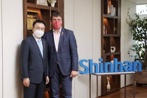 신한금융 조용병 회장(왼쪽)과 영국 기후행동 챔피언 나이젤 토핑이 기념 촬영을 하고 있다. 신한금융 제공