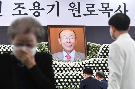 15일 서울 여의도순복음교회 대성전 1층 베다니홀에 마련된 고 조용기 목사의 빈소에 조문객들의 발길이 줄을 이었다. 이날 여의도순복음교회를 찾은 한 조문객이 눈물을 흘리며 빈소를 나서고 있다. 뉴시스