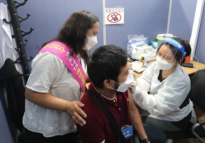 A foreign national receives a Johnson & Johnson vaccine on Tuesday at a vaccination site in Busan. (Yonhap News)