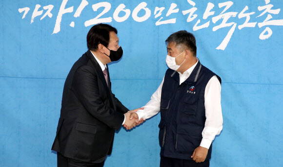 윤석열 전 검찰총장이 15일 오후 한국노동조합총연맹을 방문했다. 연합뉴스