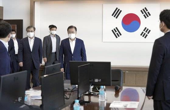 문재인 대통령이 15일 국방과학연구소 안흥시험장을 방문해 미사일전력 발사 시험을 참관하기 위해 관람대에 들어서고 있다. 청와대 제공