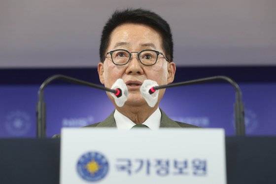 박지원 국가정보원장이 지난달 27일 서울 종로구 정부서울청사 브리핑실에서 개인과 단체에 대한 국정원의 사찰 종식 선언 및 과거 불법 사찰에 대해 대국민 사과 기자회견을 하고 있다. 뉴스1