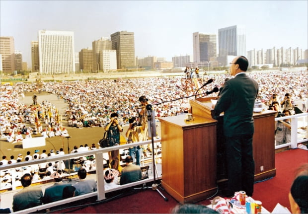 조용기 목사가 1994년 서울 여의도광장에서 연 ‘나라와 민족을 위한 기도회’에서 설교하고 있다. 여의도순복음교회 제공