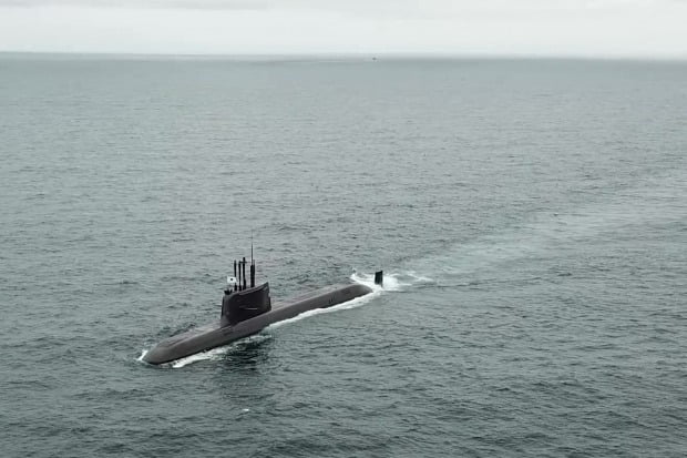 우리나라가 독자 개발한 잠수함발사탄도미사일(SLBM)을 탑재한 도산안창호함(3천t급)이 15일 시험발사를 위해 이동하고 있다. /사진=연합뉴스