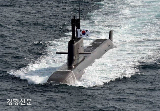 해군은 잠수함발사탄도미사일(SLBM)을 갖추고 국내 독자 기술로 개발된 첫 3000t급 잠수함 ‘도산안창호함’ 취역식이 지난달 13일 거제 대우조선해양 옥포조선소에서 열렸다고 밝혔다. 길이 83.5m, 폭 9.6m인 도산안창호함은 국산 수소연료전지를 탑재했으며 수중에서 수주 동안 작전이 가능하다. 해군 제공