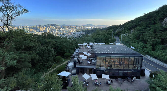 서울 종로구 청운동 인왕산로에 자리잡은 ‘더숲 초소책방’. 야외 덱에서 탁 트인 서울시내를 바라볼 수 있어 사람들이 많이 찾는다.