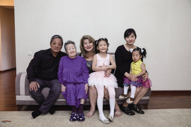 카자흐스탄에 살고 있는 독립운동가 최봉설(활동명 최계립) 선생의 딸 최 알렉산드라(왼쪽 두 번째)와 가족.