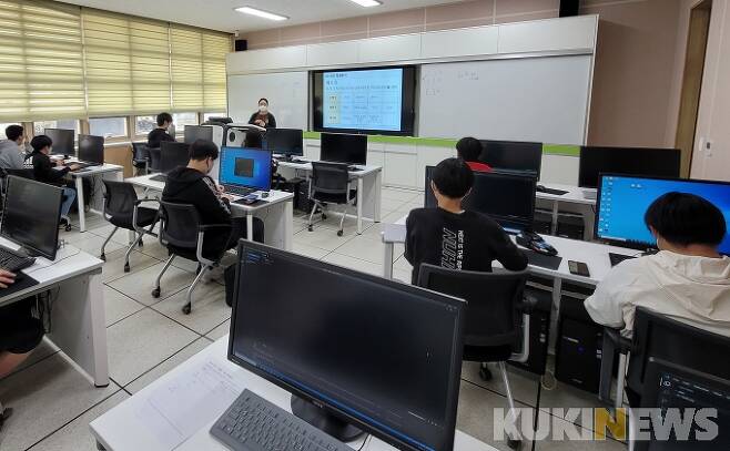 이달 초 화천 청소년 수련관에서 청소년들이 파이썬 프로그래밍 교육에 참여하고 있다. 지난 3월 시작된 이 강좌는 연말까지 계속된다.