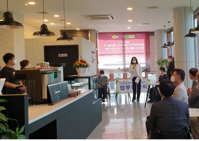 15일 문을 연 아이갓에브리씽 동강사진박물관점 개소식이 열리고 있다. 한국장애인개발원 제공