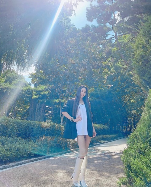 Singer seaong-yeon Park boasted an extraordinary figure.On the afternoon of the 15th, Seong-yeon Park released a picture through his official SNS channel.In the open photo, long-yeon Park boasts a slim perfect body, and it captures the attention with styling using black jacket and long boots.Especially, the song-yeon Park said, The beautiful sunshine surrounds me. He laughed brightly, as well as showed off his goddess beauty with his long straight hair.Previously, Seong-yeon Park formed a mixed dance group Outlet Store (OUTLET) with Ahn Sung-hoon and Young-gi, and gave a refreshing charm through his debut song Ill Return.In the future, the song-yeon Park will meet the public with various activities.