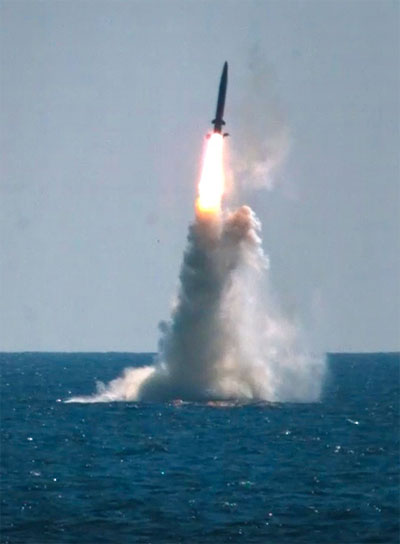 우리나라가 독자 개발한 잠수함발사탄도미사일(SLBM)이 15일 도산안창호함에 탑재돼 수중에서 발사되고 있다. [사진 제공 = 국방부]