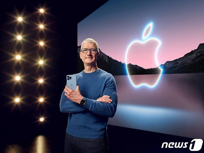 (로이터=뉴스1) 김진환 기자 = 팀 쿡 애플 CEO가 14일(현지시간) 캘리포니아 쿠퍼티노 애플파크에서 스페셜 애플 이벤트를 통해 아이폰13 프로 맥스와 애플워치 7를 공개하고 있다. 애플은 이날 온라인 행사를 통해 Δ아이폰13 미니 Δ아이폰13 Δ아이폰13 프로 Δ아이폰13 프로 맥스 등 총 4가지로 구성된 아이폰13 시리즈와 9세대 아이패드, 6세대 아이패드 미니, 애플워치 시리즈7 등을 선보였다. 가격은 아이폰13 799달러(약 94만원), 아이폰13 미니 699달러, 아이폰13 프로 999달러, 아이폰 13 프로 맥스 1099달러, 9세대 아이패드 329달러, 6세대 아이패드 미니 499달러, 애플워치 시리즈7 399달러 등이다. (C) 로이터=뉴스1