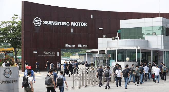 총 11곳의 기업이 참여한 쌍용자동차 인수전이 막바지다. 사진은 경기도 평택시 쌍용자동차 평택공장에 직원들이 출근을 하는 모습. /사진=뉴스1