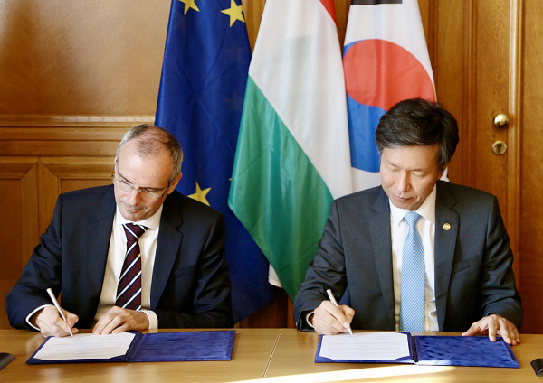 김대지(오른쪽) 국세청장이 바구이헤이 페렌츠 헝가리 국세청장과 지난 13일 상호협력 양해각서(MOU)를 체결하고 있다. (제공=국세청)