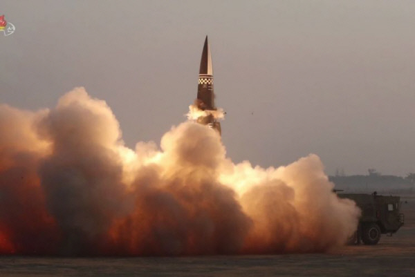 북한이 15일 평남 양덕 일대에서 신형 탄도미사일 2발을 동해상으로 발사했다고 합참이 밝혔다. 북한 미사일 발사 장면. 연합뉴스