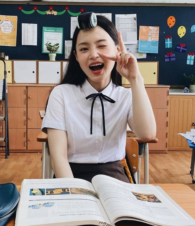 Singer Lee Hi showed off her fresh look.Lee Hi wrote on his personal Instagram account on September 15, I hid in a long-sleeved uniform of earphones during 90s baby class, secretly hid in a china, mp3 listening kerro bread (eating bread and stickers) and took a break time. I just got it out. Lee Hi in the open photo is staring at ADean in uniform.The beautiful looks, who are perfect in their twenties, are admiring them. They are very lovely because they smile cutely, not rolls on their bangs.Wearing uniform, Lee Hi summoned his school days, adding to the memory of his memory.Meanwhile, Lee Hi has released his album 4 ONLY on the 9th and is actively active.